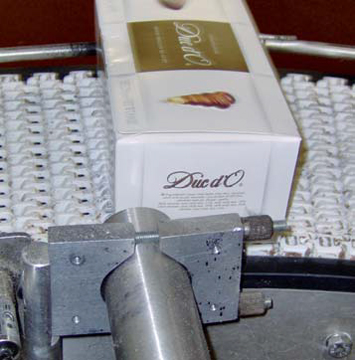 Codes de traçabilité et de DLUO sur boîtes de chocolats